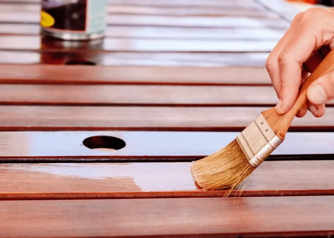 Memilih finishing yang tepat adalah kunci utama agar furnitur kayu tahan lama, kinclong, dan bebas jamur. Di Indonesia yang beriklim tropis dan lembap, kesalahan memilih finishing bisa berujung pada kayu kusam, berjamur, bahkan rusak dari dalam. Dua jenis finishing yang paling sering digunakan adalah minyak (oil finish) dan pernis (varnish). Keduanya sama-sama populer, tetapi punya karakter, kelebihan, dan kekurangan yang sangat berbeda. Artikel ini akan membahas secara lengkap, objektif, dan praktis agar kamu tidak salah pilih. Mengapa Finishing Furnitur Kayu Harus Anti Jamur? Jamur pada furnitur kayu bukan sekadar masalah estetika. Jika dibiarkan, jamur bisa: Merusak serat kayu dari dalam Menimbulkan bau apek Membuat finishing mengelupas Mengurangi umur pakai furnitur Karena itu, memilih finishing bukan hanya soal tampilan, tapi juga soal perlindungan jangka panjang. Mengenal Finishing Kayu Berbasis Minyak (Oil Finish) Apa Itu Finishing Minyak? Finishing minyak menggunakan bahan yang meresap ke dalam pori kayu, bukan membentuk lapisan di permukaan. Contohnya: Teak oil Linseed oil Tung oil Kelebihan Finishing Minyak Menonjolkan serat kayu alami Tampilan natural & hangat Mudah diaplikasikan dan diperbaiki Tidak mudah mengelupas Cocok untuk furnitur jati dan kayu solid Kekurangan Finishing Minyak Perlindungan terhadap jamur tidak maksimal jika tanpa perawatan rutin Harus diaplikasikan ulang secara berkala Kurang tahan terhadap air dan noda berat Cocok Digunakan Untuk Furnitur indoor Meja, kursi, lemari jati Rumah dengan sirkulasi udara baik Mengenal Finishing Kayu Berbasis Pernis (Varnish) Apa Itu Finishing Pernis? Pernis membentuk lapisan pelindung di permukaan kayu, menciptakan efek mengilap atau doff. Jenisnya meliputi: Pernis water based Pernis solvent based Polyurethane varnish Kelebihan Finishing Pernis Perlindungan sangat kuat dari air & kelembapan Lebih efektif mencegah jamur Tahan gores dan noda Tidak perlu sering perawatan ulang Kekurangan Finishing Pernis Jika rusak, sulit diperbaiki sebagian Bisa mengelupas jika aplikasi kurang tepat Tampilan serat kayu lebih “tertutup” Proses aplikasi lebih rumit Cocok Digunakan Untuk Furnitur dekat dapur atau kamar mandi Furnitur outdoor (dengan pernis khusus) Area lembap atau minim ventilasi Perbandingan Lengkap: Minyak vs Pernis Aspek Finishing Minyak Finishing Pernis Perlindungan jamur Sedang Tinggi Tampilan Natural & hangat Mengilap / doff Meresap ke kayu Ya Tidak Lapisan permukaan Tidak ada Ada Perawatan Rutin Minimal Mudah diperbaiki Ya Tidak Tahan air Rendah–sedang Tinggi Cocok iklim lembap Cukup Sangat cocok Mana yang Lebih Anti Jamur? Jawaban Jujurnya Jika fokus utama kamu adalah anti jamur, maka: 👉 Pernis lebih unggul dibanding minyak, karena membentuk lapisan penghalang yang mencegah kelembapan masuk ke pori kayu. Namun, finishing minyak tetap termasuk anti jamur jika: Furnitur berada di ruangan kering Dilakukan perawatan rutin Dikombinasikan dengan cairan antijamur Kombinasi Ideal: Minyak + Pernis (Rahasia Tukang Profesional) Banyak pengrajin berpengalaman menggunakan dua tahap finishing: Minyak terlebih dahulu → untuk menutrisi kayu dari dalam Pernis tipis di atasnya → untuk perlindungan maksimal Hasilnya: Serat kayu tetap hidup Tampilan elegan Perlindungan jamur dan air optimal Teknik ini sangat cocok untuk furnitur jati berkualitas tinggi. Kesalahan Umum Saat Memilih Finishing Kayu Mengutamakan kilap tanpa memperhatikan fungsi Memilih minyak untuk area sangat lembap Aplikasi pernis terlalu tebal Tidak membersihkan jamur sebelum finishing Mengabaikan sirkulasi udara ruangan Kesalahan kecil bisa membuat finishing gagal total. Tips Memaksimalkan Efek Anti Jamur (Apa Pun Finishing-nya) Pastikan kayu benar-benar kering sebelum finishing Gunakan cairan antijamur sebelum aplikasi Jaga jarak furnitur dari dinding lembap Gunakan silica gel atau dehumidifier Bersihkan debu secara rutin Finishing terbaik tetap perlu lingkungan yang mendukung. FAQ – Finishing Furnitur Kayu Anti Jamur 1. Apakah minyak kayu benar-benar anti jamur? Bisa, tetapi efeknya terbatas dan perlu perawatan rutin. 2. Pernis water based atau solvent based lebih baik? Water based lebih ramah lingkungan, solvent based lebih kuat untuk area lembap. 3. Apakah finishing bisa mencegah jamur 100%? Tidak 100%, tetapi bisa sangat efektif jika dikombinasikan dengan kontrol kelembapan. 4. Furnitur jati lebih cocok minyak atau pernis? Untuk tampilan alami: minyak. Untuk perlindungan maksimal: pernis atau kombinasi. 5. Berapa lama finishing pernis bertahan? Bisa 2–5 tahun tergantung kualitas dan lingkungan. 6. Apakah furnitur lama bisa di-finishing ulang? Bisa, bahkan sangat dianjurkan jika mulai kusam atau berjamur. Kesimpulan Dalam memilih finishing furnitur kayu anti jamur: minyak vs pernis, tidak ada jawaban mutlak benar atau salah—semuanya tergantung lokasi furnitur, tingkat kelembapan, dan tujuan estetika. ✔ Pilih minyak jika kamu ingin tampilan alami dan siap melakukan perawatan rutin ✔ Pilih pernis jika kamu mengutamakan perlindungan maksimal dari jamur dan air ✔ Pilih kombinasi minyak + pernis untuk hasil paling seimbang dan profesional Dengan pilihan yang tepat, furnitur kayu kamu akan tetap indah, sehat, dan awet bertahun-tahun.