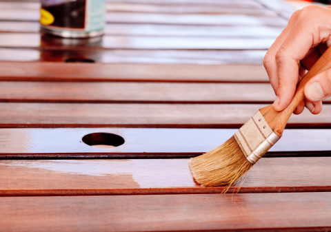Memilih finishing yang tepat adalah kunci utama agar furnitur kayu tahan lama, kinclong, dan bebas jamur. Di Indonesia yang beriklim tropis dan lembap, kesalahan memilih finishing bisa berujung pada kayu kusam, berjamur, bahkan rusak dari dalam. Dua jenis finishing yang paling sering digunakan adalah minyak (oil finish) dan pernis (varnish). Keduanya sama-sama populer, tetapi punya karakter, kelebihan, dan kekurangan yang sangat berbeda. Artikel ini akan membahas secara lengkap, objektif, dan praktis agar kamu tidak salah pilih. Mengapa Finishing Furnitur Kayu Harus Anti Jamur? Jamur pada furnitur kayu bukan sekadar masalah estetika. Jika dibiarkan, jamur bisa: Merusak serat kayu dari dalam Menimbulkan bau apek Membuat finishing mengelupas Mengurangi umur pakai furnitur Karena itu, memilih finishing bukan hanya soal tampilan, tapi juga soal perlindungan jangka panjang. Mengenal Finishing Kayu Berbasis Minyak (Oil Finish) Apa Itu Finishing Minyak? Finishing minyak menggunakan bahan yang meresap ke dalam pori kayu, bukan membentuk lapisan di permukaan. Contohnya: Teak oil Linseed oil Tung oil Kelebihan Finishing Minyak Menonjolkan serat kayu alami Tampilan natural & hangat Mudah diaplikasikan dan diperbaiki Tidak mudah mengelupas Cocok untuk furnitur jati dan kayu solid Kekurangan Finishing Minyak Perlindungan terhadap jamur tidak maksimal jika tanpa perawatan rutin Harus diaplikasikan ulang secara berkala Kurang tahan terhadap air dan noda berat Cocok Digunakan Untuk Furnitur indoor Meja, kursi, lemari jati Rumah dengan sirkulasi udara baik Mengenal Finishing Kayu Berbasis Pernis (Varnish) Apa Itu Finishing Pernis? Pernis membentuk lapisan pelindung di permukaan kayu, menciptakan efek mengilap atau doff. Jenisnya meliputi: Pernis water based Pernis solvent based Polyurethane varnish Kelebihan Finishing Pernis Perlindungan sangat kuat dari air & kelembapan Lebih efektif mencegah jamur Tahan gores dan noda Tidak perlu sering perawatan ulang Kekurangan Finishing Pernis Jika rusak, sulit diperbaiki sebagian Bisa mengelupas jika aplikasi kurang tepat Tampilan serat kayu lebih “tertutup” Proses aplikasi lebih rumit Cocok Digunakan Untuk Furnitur dekat dapur atau kamar mandi Furnitur outdoor (dengan pernis khusus) Area lembap atau minim ventilasi Perbandingan Lengkap: Minyak vs Pernis Aspek Finishing Minyak Finishing Pernis Perlindungan jamur Sedang Tinggi Tampilan Natural & hangat Mengilap / doff Meresap ke kayu Ya Tidak Lapisan permukaan Tidak ada Ada Perawatan Rutin Minimal Mudah diperbaiki Ya Tidak Tahan air Rendah–sedang Tinggi Cocok iklim lembap Cukup Sangat cocok Mana yang Lebih Anti Jamur? Jawaban Jujurnya Jika fokus utama kamu adalah anti jamur, maka: 👉 Pernis lebih unggul dibanding minyak, karena membentuk lapisan penghalang yang mencegah kelembapan masuk ke pori kayu. Namun, finishing minyak tetap termasuk anti jamur jika: Furnitur berada di ruangan kering Dilakukan perawatan rutin Dikombinasikan dengan cairan antijamur Kombinasi Ideal: Minyak + Pernis (Rahasia Tukang Profesional) Banyak pengrajin berpengalaman menggunakan dua tahap finishing: Minyak terlebih dahulu → untuk menutrisi kayu dari dalam Pernis tipis di atasnya → untuk perlindungan maksimal Hasilnya: Serat kayu tetap hidup Tampilan elegan Perlindungan jamur dan air optimal Teknik ini sangat cocok untuk furnitur jati berkualitas tinggi. Kesalahan Umum Saat Memilih Finishing Kayu Mengutamakan kilap tanpa memperhatikan fungsi Memilih minyak untuk area sangat lembap Aplikasi pernis terlalu tebal Tidak membersihkan jamur sebelum finishing Mengabaikan sirkulasi udara ruangan Kesalahan kecil bisa membuat finishing gagal total. Tips Memaksimalkan Efek Anti Jamur (Apa Pun Finishing-nya) Pastikan kayu benar-benar kering sebelum finishing Gunakan cairan antijamur sebelum aplikasi Jaga jarak furnitur dari dinding lembap Gunakan silica gel atau dehumidifier Bersihkan debu secara rutin Finishing terbaik tetap perlu lingkungan yang mendukung. FAQ – Finishing Furnitur Kayu Anti Jamur 1. Apakah minyak kayu benar-benar anti jamur? Bisa, tetapi efeknya terbatas dan perlu perawatan rutin. 2. Pernis water based atau solvent based lebih baik? Water based lebih ramah lingkungan, solvent based lebih kuat untuk area lembap. 3. Apakah finishing bisa mencegah jamur 100%? Tidak 100%, tetapi bisa sangat efektif jika dikombinasikan dengan kontrol kelembapan. 4. Furnitur jati lebih cocok minyak atau pernis? Untuk tampilan alami: minyak. Untuk perlindungan maksimal: pernis atau kombinasi. 5. Berapa lama finishing pernis bertahan? Bisa 2–5 tahun tergantung kualitas dan lingkungan. 6. Apakah furnitur lama bisa di-finishing ulang? Bisa, bahkan sangat dianjurkan jika mulai kusam atau berjamur. Kesimpulan Dalam memilih finishing furnitur kayu anti jamur: minyak vs pernis, tidak ada jawaban mutlak benar atau salah—semuanya tergantung lokasi furnitur, tingkat kelembapan, dan tujuan estetika. ✔ Pilih minyak jika kamu ingin tampilan alami dan siap melakukan perawatan rutin ✔ Pilih pernis jika kamu mengutamakan perlindungan maksimal dari jamur dan air ✔ Pilih kombinasi minyak + pernis untuk hasil paling seimbang dan profesional Dengan pilihan yang tepat, furnitur kayu kamu akan tetap indah, sehat, dan awet bertahun-tahun.