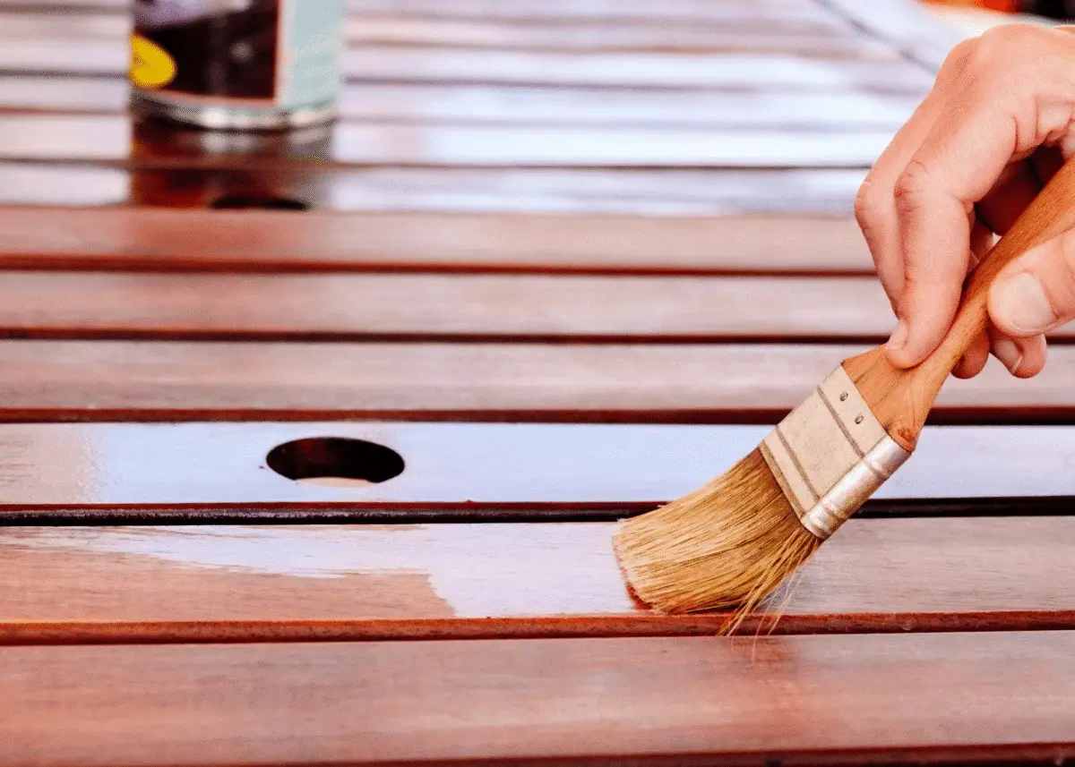 Memilih finishing yang tepat adalah kunci utama agar furnitur kayu tahan lama, kinclong, dan bebas jamur. Di Indonesia yang beriklim tropis dan lembap, kesalahan memilih finishing bisa berujung pada kayu kusam, berjamur, bahkan rusak dari dalam. Dua jenis finishing yang paling sering digunakan adalah minyak (oil finish) dan pernis (varnish). Keduanya sama-sama populer, tetapi punya karakter, kelebihan, dan kekurangan yang sangat berbeda. Artikel ini akan membahas secara lengkap, objektif, dan praktis agar kamu tidak salah pilih. Mengapa Finishing Furnitur Kayu Harus Anti Jamur? Jamur pada furnitur kayu bukan sekadar masalah estetika. Jika dibiarkan, jamur bisa: Merusak serat kayu dari dalam Menimbulkan bau apek Membuat finishing mengelupas Mengurangi umur pakai furnitur Karena itu, memilih finishing bukan hanya soal tampilan, tapi juga soal perlindungan jangka panjang. Mengenal Finishing Kayu Berbasis Minyak (Oil Finish) Apa Itu Finishing Minyak? Finishing minyak menggunakan bahan yang meresap ke dalam pori kayu, bukan membentuk lapisan di permukaan. Contohnya: Teak oil Linseed oil Tung oil Kelebihan Finishing Minyak Menonjolkan serat kayu alami Tampilan natural & hangat Mudah diaplikasikan dan diperbaiki Tidak mudah mengelupas Cocok untuk furnitur jati dan kayu solid Kekurangan Finishing Minyak Perlindungan terhadap jamur tidak maksimal jika tanpa perawatan rutin Harus diaplikasikan ulang secara berkala Kurang tahan terhadap air dan noda berat Cocok Digunakan Untuk Furnitur indoor Meja, kursi, lemari jati Rumah dengan sirkulasi udara baik Mengenal Finishing Kayu Berbasis Pernis (Varnish) Apa Itu Finishing Pernis? Pernis membentuk lapisan pelindung di permukaan kayu, menciptakan efek mengilap atau doff. Jenisnya meliputi: Pernis water based Pernis solvent based Polyurethane varnish Kelebihan Finishing Pernis Perlindungan sangat kuat dari air & kelembapan Lebih efektif mencegah jamur Tahan gores dan noda Tidak perlu sering perawatan ulang Kekurangan Finishing Pernis Jika rusak, sulit diperbaiki sebagian Bisa mengelupas jika aplikasi kurang tepat Tampilan serat kayu lebih “tertutup” Proses aplikasi lebih rumit Cocok Digunakan Untuk Furnitur dekat dapur atau kamar mandi Furnitur outdoor (dengan pernis khusus) Area lembap atau minim ventilasi Perbandingan Lengkap: Minyak vs Pernis Aspek Finishing Minyak Finishing Pernis Perlindungan jamur Sedang Tinggi Tampilan Natural & hangat Mengilap / doff Meresap ke kayu Ya Tidak Lapisan permukaan Tidak ada Ada Perawatan Rutin Minimal Mudah diperbaiki Ya Tidak Tahan air Rendah–sedang Tinggi Cocok iklim lembap Cukup Sangat cocok Mana yang Lebih Anti Jamur? Jawaban Jujurnya Jika fokus utama kamu adalah anti jamur, maka: 👉 Pernis lebih unggul dibanding minyak, karena membentuk lapisan penghalang yang mencegah kelembapan masuk ke pori kayu. Namun, finishing minyak tetap termasuk anti jamur jika: Furnitur berada di ruangan kering Dilakukan perawatan rutin Dikombinasikan dengan cairan antijamur Kombinasi Ideal: Minyak + Pernis (Rahasia Tukang Profesional) Banyak pengrajin berpengalaman menggunakan dua tahap finishing: Minyak terlebih dahulu → untuk menutrisi kayu dari dalam Pernis tipis di atasnya → untuk perlindungan maksimal Hasilnya: Serat kayu tetap hidup Tampilan elegan Perlindungan jamur dan air optimal Teknik ini sangat cocok untuk furnitur jati berkualitas tinggi. Kesalahan Umum Saat Memilih Finishing Kayu Mengutamakan kilap tanpa memperhatikan fungsi Memilih minyak untuk area sangat lembap Aplikasi pernis terlalu tebal Tidak membersihkan jamur sebelum finishing Mengabaikan sirkulasi udara ruangan Kesalahan kecil bisa membuat finishing gagal total. Tips Memaksimalkan Efek Anti Jamur (Apa Pun Finishing-nya) Pastikan kayu benar-benar kering sebelum finishing Gunakan cairan antijamur sebelum aplikasi Jaga jarak furnitur dari dinding lembap Gunakan silica gel atau dehumidifier Bersihkan debu secara rutin Finishing terbaik tetap perlu lingkungan yang mendukung. FAQ – Finishing Furnitur Kayu Anti Jamur 1. Apakah minyak kayu benar-benar anti jamur? Bisa, tetapi efeknya terbatas dan perlu perawatan rutin. 2. Pernis water based atau solvent based lebih baik? Water based lebih ramah lingkungan, solvent based lebih kuat untuk area lembap. 3. Apakah finishing bisa mencegah jamur 100%? Tidak 100%, tetapi bisa sangat efektif jika dikombinasikan dengan kontrol kelembapan. 4. Furnitur jati lebih cocok minyak atau pernis? Untuk tampilan alami: minyak. Untuk perlindungan maksimal: pernis atau kombinasi. 5. Berapa lama finishing pernis bertahan? Bisa 2–5 tahun tergantung kualitas dan lingkungan. 6. Apakah furnitur lama bisa di-finishing ulang? Bisa, bahkan sangat dianjurkan jika mulai kusam atau berjamur. Kesimpulan Dalam memilih finishing furnitur kayu anti jamur: minyak vs pernis, tidak ada jawaban mutlak benar atau salah—semuanya tergantung lokasi furnitur, tingkat kelembapan, dan tujuan estetika. ✔ Pilih minyak jika kamu ingin tampilan alami dan siap melakukan perawatan rutin ✔ Pilih pernis jika kamu mengutamakan perlindungan maksimal dari jamur dan air ✔ Pilih kombinasi minyak + pernis untuk hasil paling seimbang dan profesional Dengan pilihan yang tepat, furnitur kayu kamu akan tetap indah, sehat, dan awet bertahun-tahun.